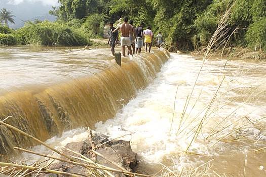 பழனியருகே அணை திறப்பால் கிராமம் தீவாக மாறி போக்குவரத்து துண்டிப்பு